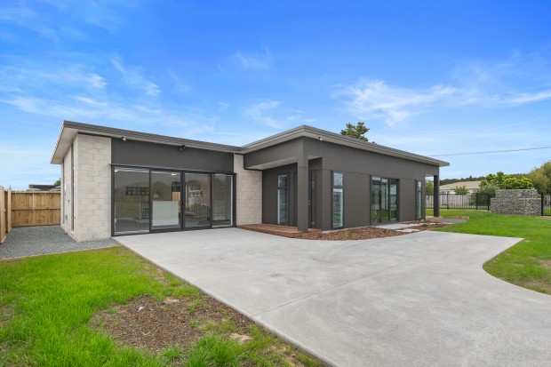 Quality Living - premium show-home to let now!