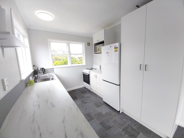 Sunny Fully Refurbished Flat in Newlands